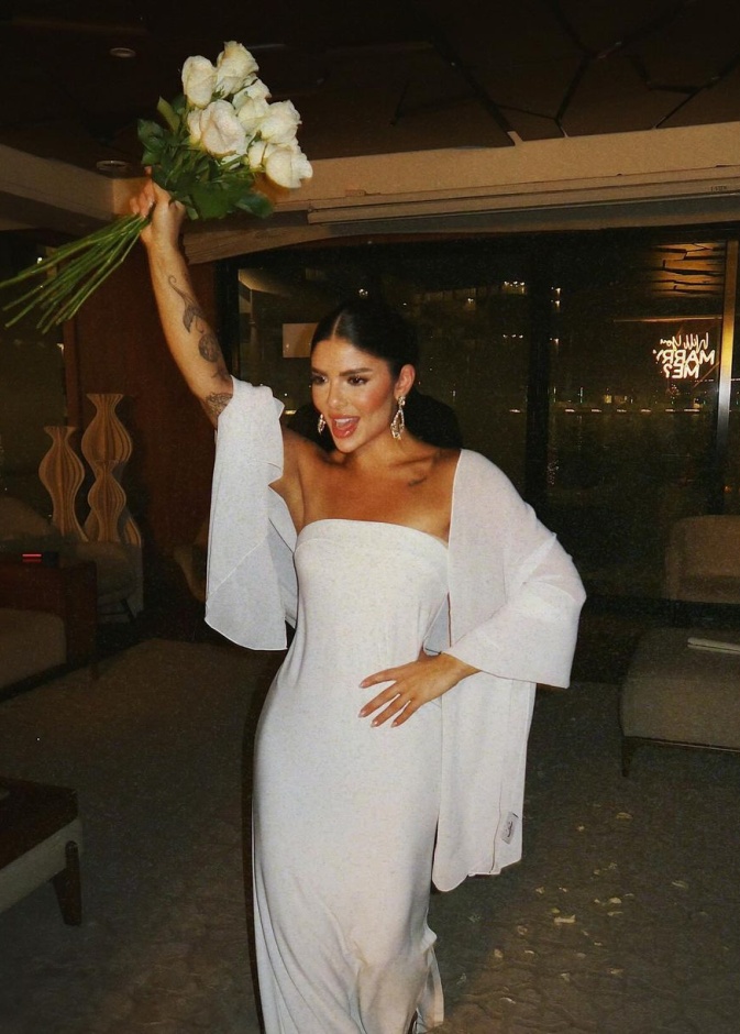 إطلالة أصالة كامل بالأبيض في حفل خطوبتها 