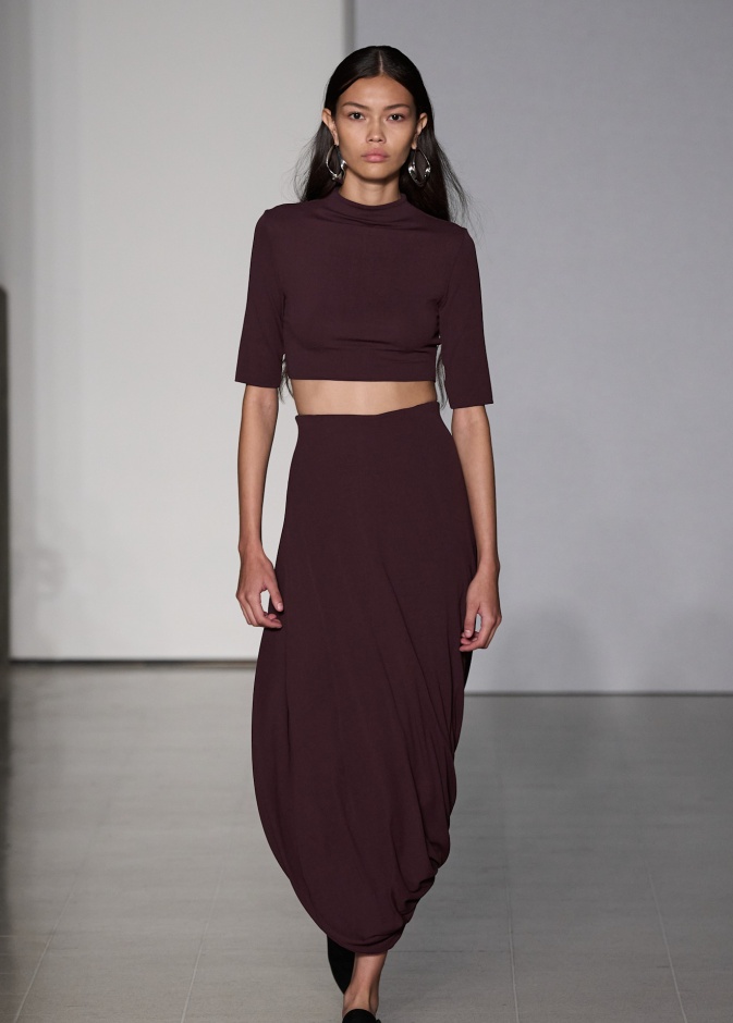 موضة الكروب توب تعود الى واجهة الأناقة الشبابية