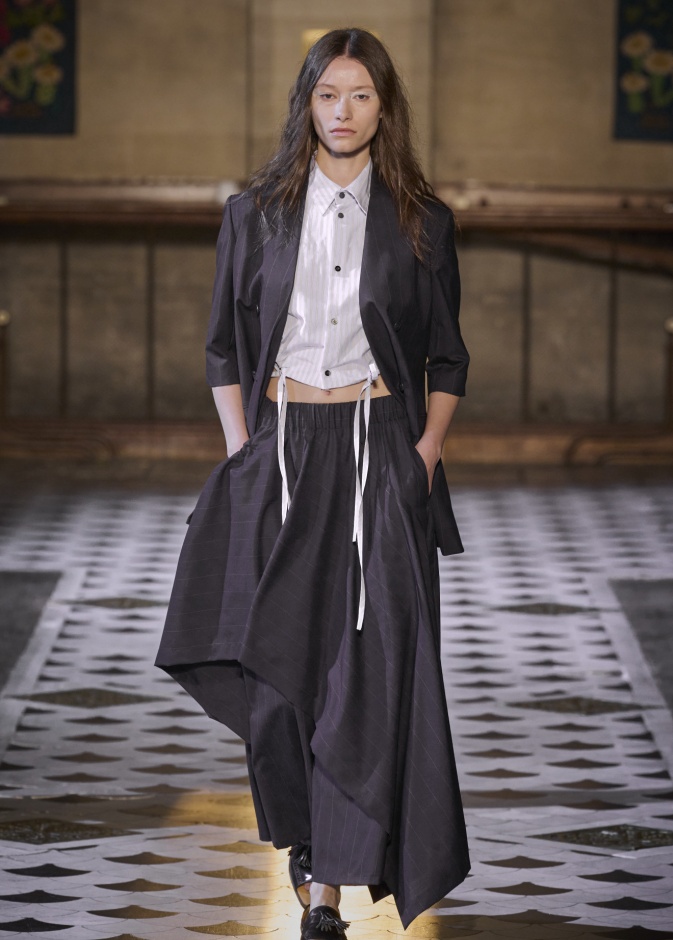 الشياكة تبدأ بأناقة التنانير السوداء