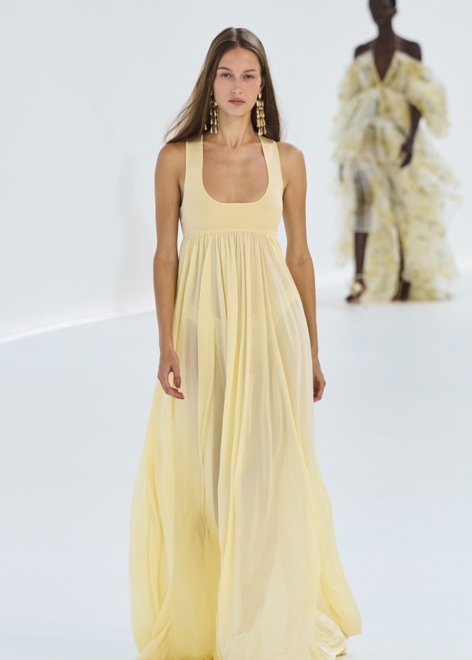 ما رأيك بفستان واحد للاطلالات الكاجوال والاطلالات الرسمية؟