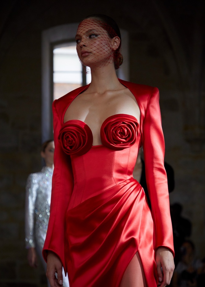 Tamara Ralph لـ"هي": وجدت الإلهام في باريس... ومجموعة الأزياء الراقية لخريف 2024 تمثّل التوازن المثالي بين الإغراء والرومانسية مع لمسة عصرية