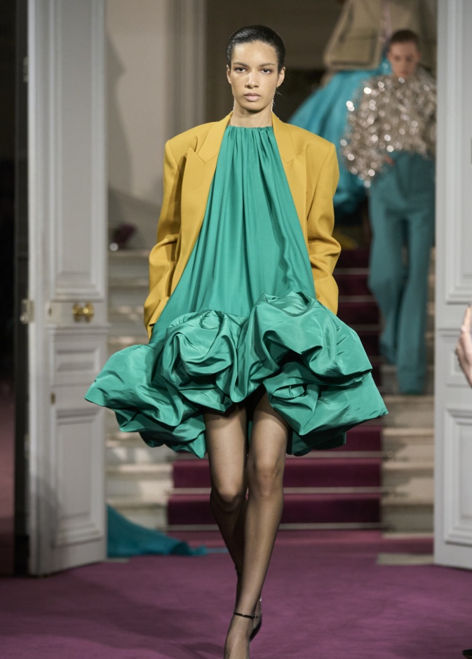 ارتدي فساتين قصيرة منفوشة بإطلالات ساحرة لكل مناسبة