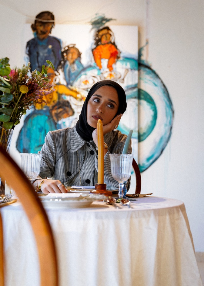 الفنانة البحرينية أمل البلوشي لـ"هي": أبتكر لوحات تكشف أعماق المشاعر الإنسانية