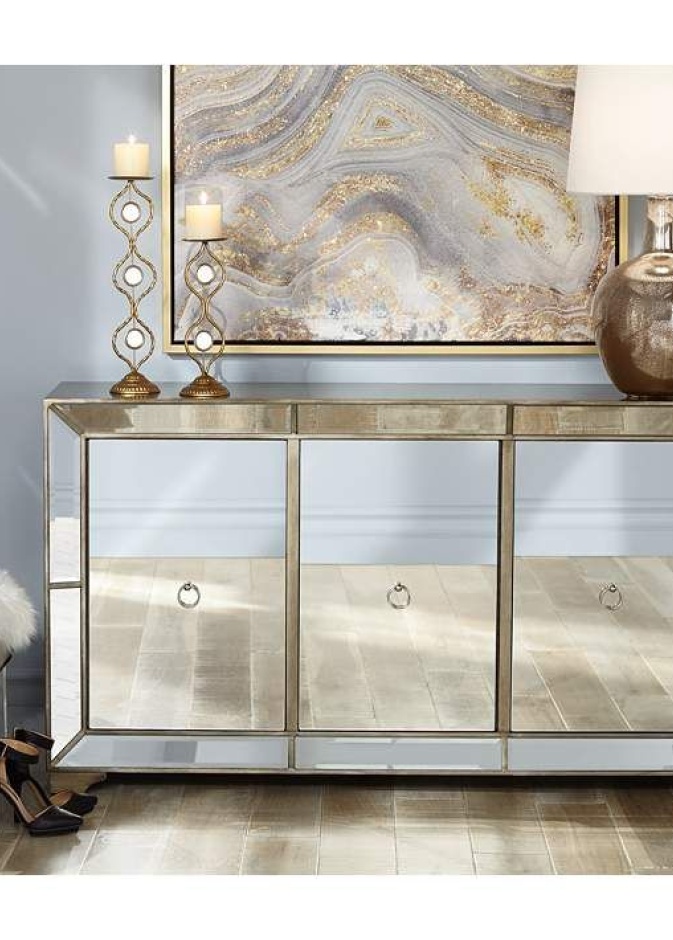 اختاري الأثاث الزجاجي في الغرف القليلة الإضاءة