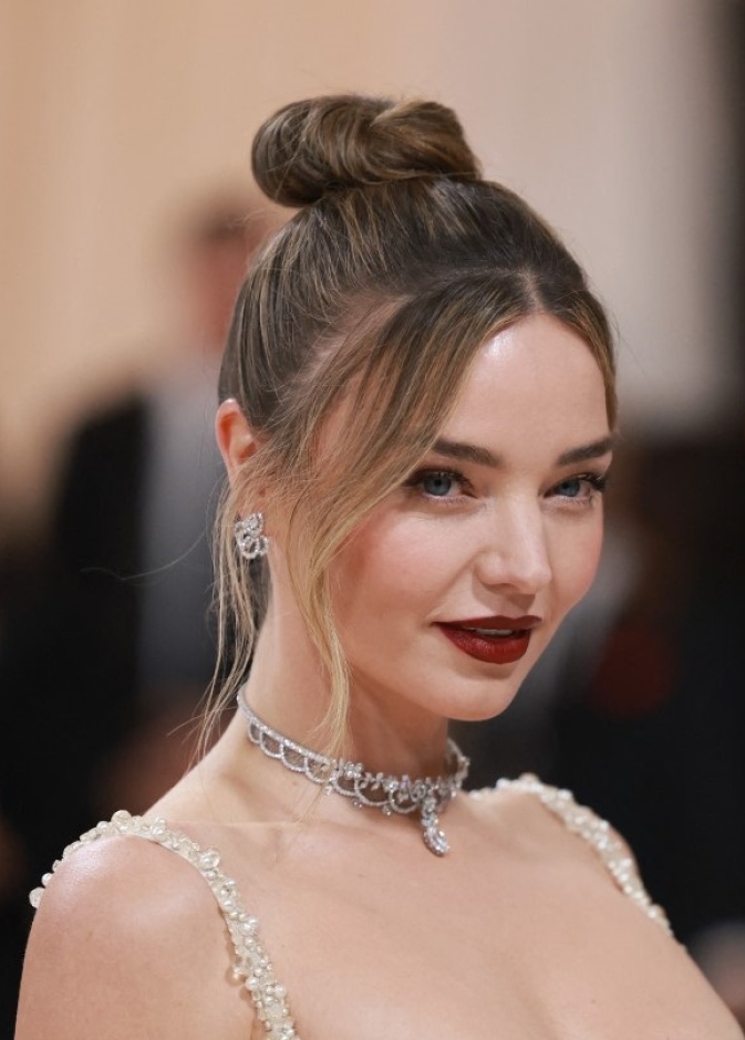 كيف تختارين المكياج المثالي لتسريحة الكعكة لإطلالة خالية من العيوب