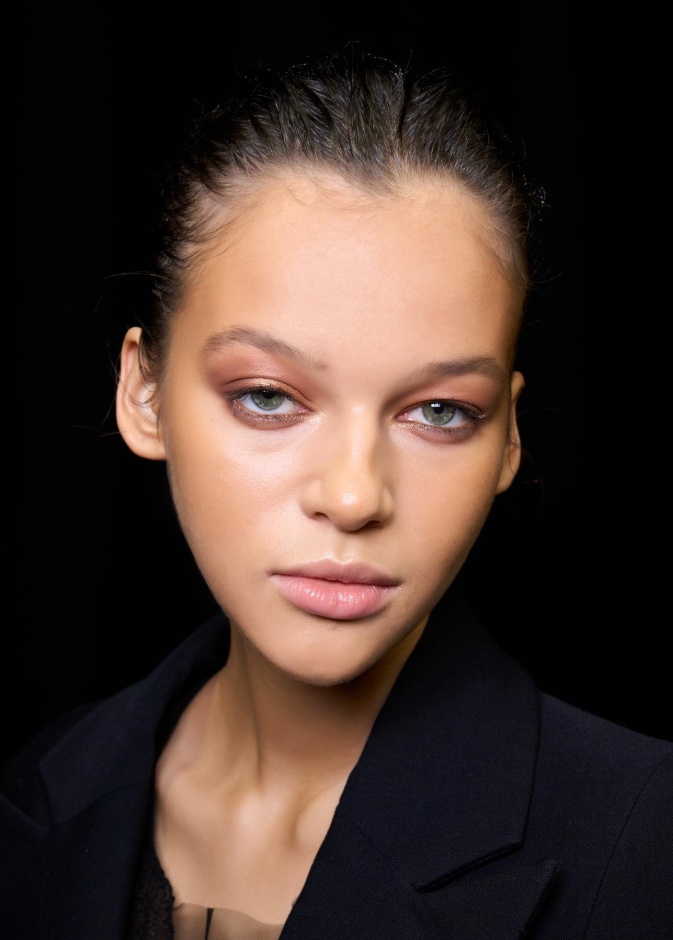 الهالات السوداء من عيب إلى رمز للجمال الطبيعي