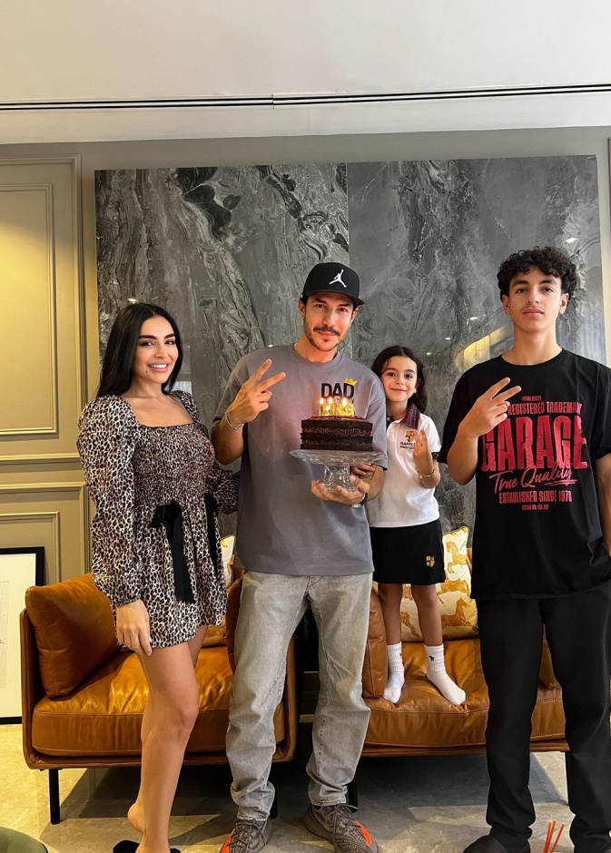 ما بين أعياد الميلاد والزفاف.. لقطات ومشاهد احتفالية ملفتة للنجوم يتصدرها باسل خياط وعائلته