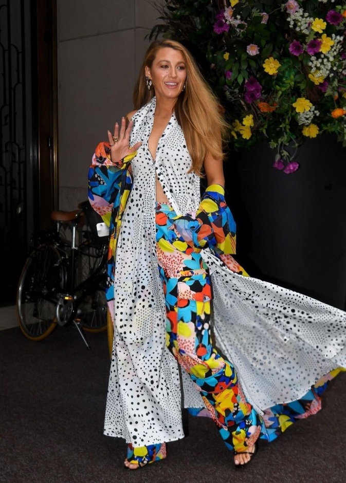 خيط رفيع بين الأناقة والبهرجة فهل تجاوزته بليك لايفلي؟ 