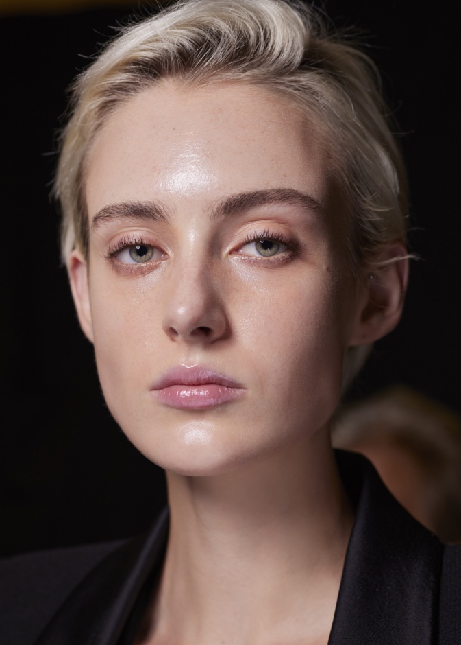 إليك التقشير الكيميائي المناسب لبشرتك وأهم فوائده لتجديد شبابها