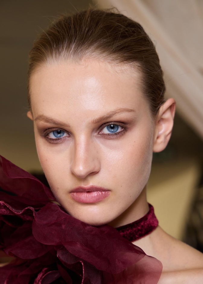 تخلص من مشكلة الجفون الجافة باستخدام منتجات العناية بها حسب الطرق الفعالة المقدمة