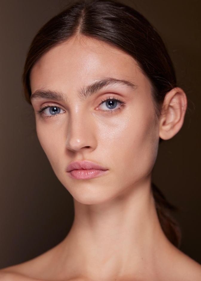 كيف يحدث ماء البحر ثورة في جمال بشرتك الجافة لإطلالة مذهلة؟