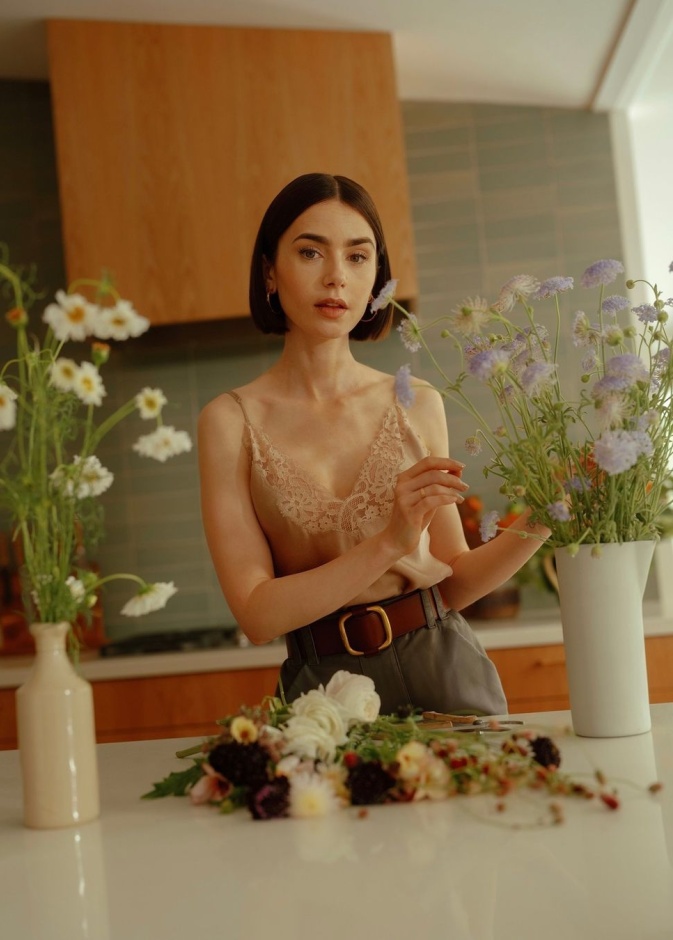 ليلي كولينز في منزلها في لوس أنجلوس