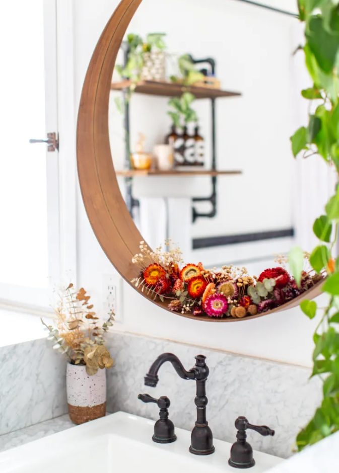 مرآة حمام مزينة بالورد المجفف