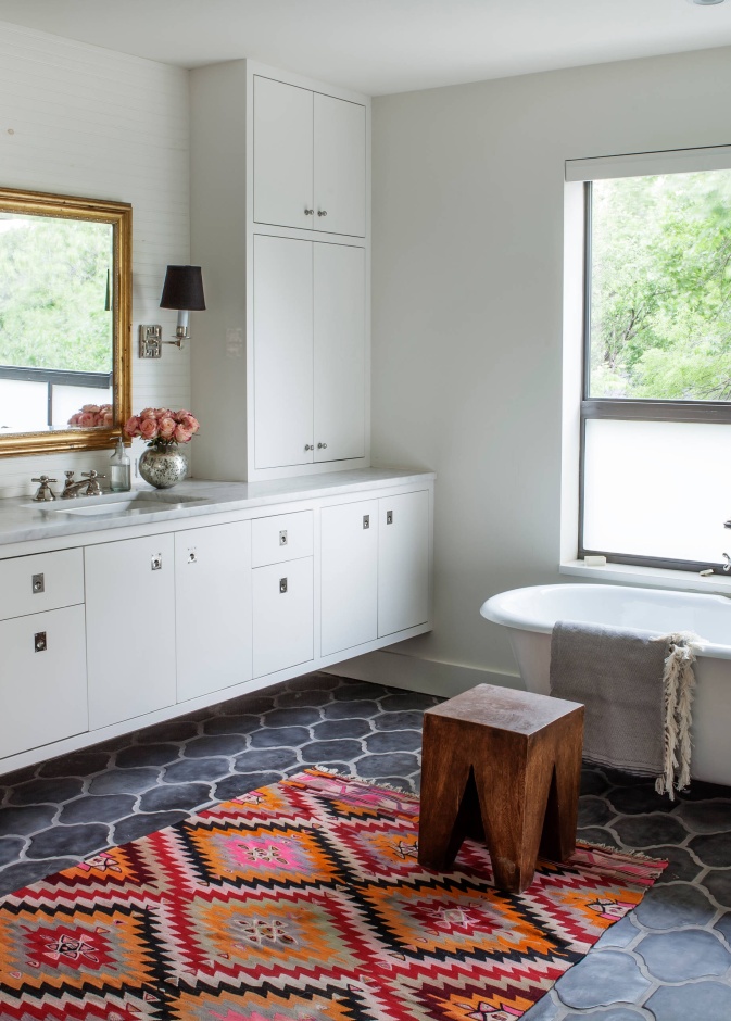 يضيف السجاد طابعًا خاصًا وفخامة إضافية للحمام