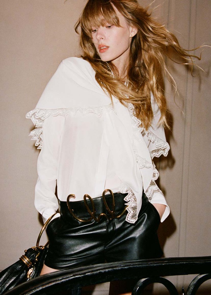 القميص الأبيض: قطعة خالدة تتجاوز الزمن وتعيد تعريف الأناقة 