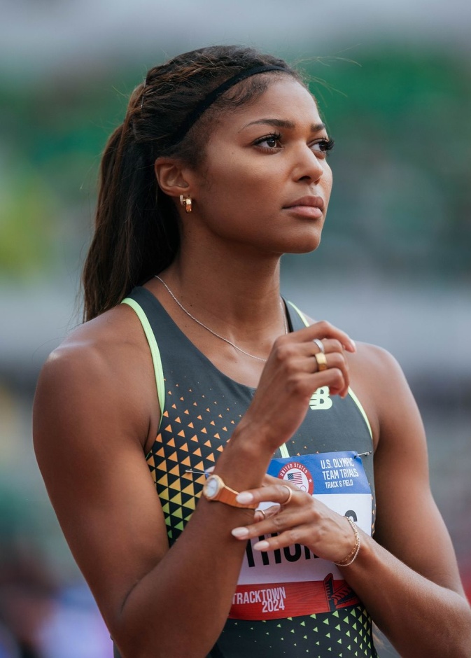 اطلالة غابي توماس بتسريحات شعر ذيل الحصان مع الباند