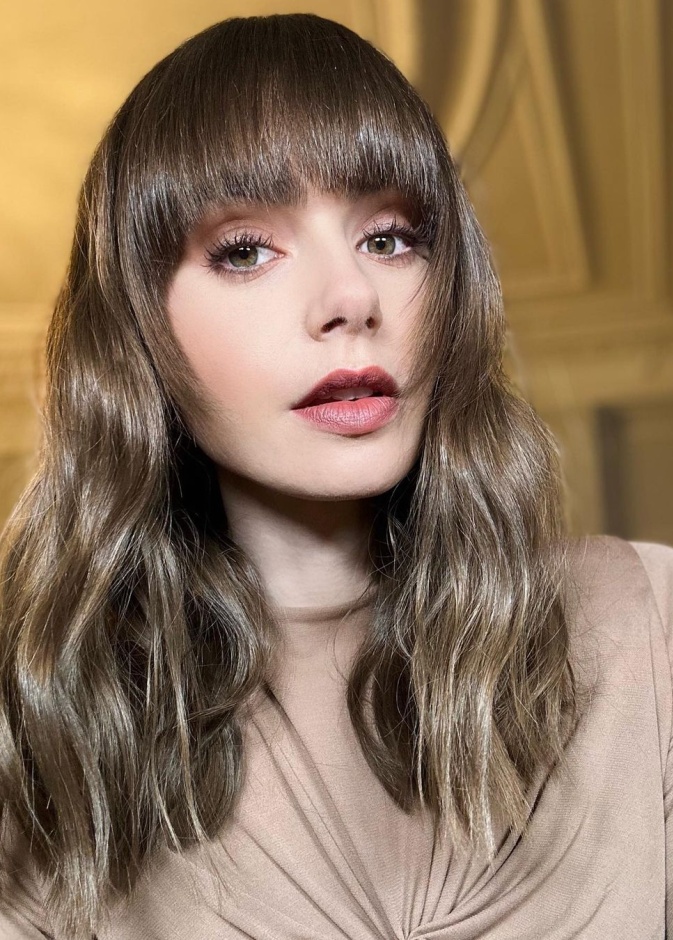 الغرة الأمامية الطويلة مع الخصل الويفي من وحي Lily Collins