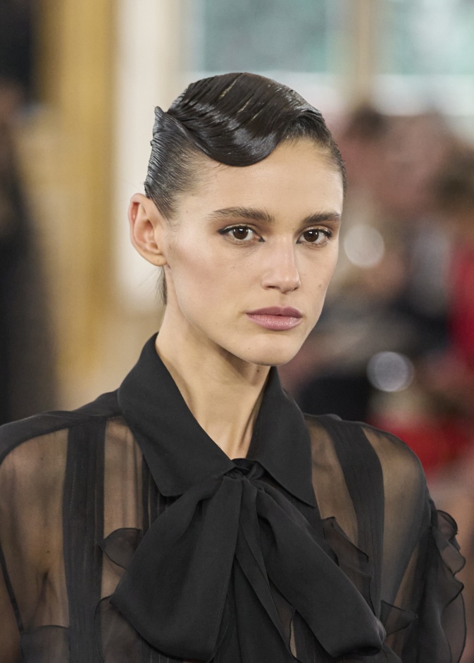 تسريحات شعر مبللة مع الغرة الريترو  من دار Valentino