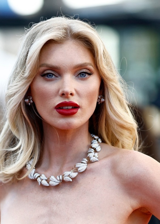 خطوط الايلاينر السوداء تناسب الشعر الأشقر من اطلالة Elsa Hosk