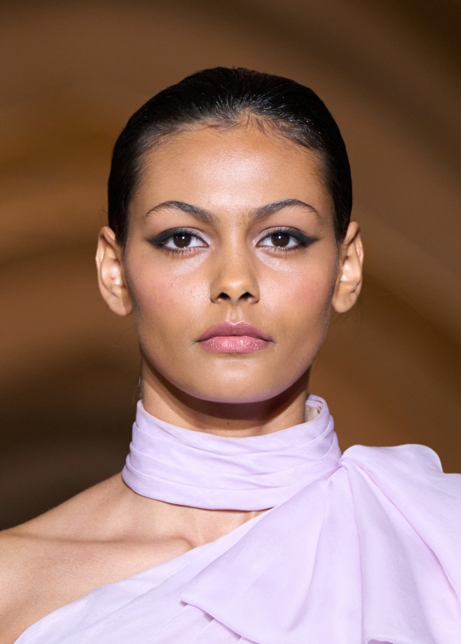 رسمات الآيلاينر المجنحة من الجهة الخارجية من دار Tamara Ralph