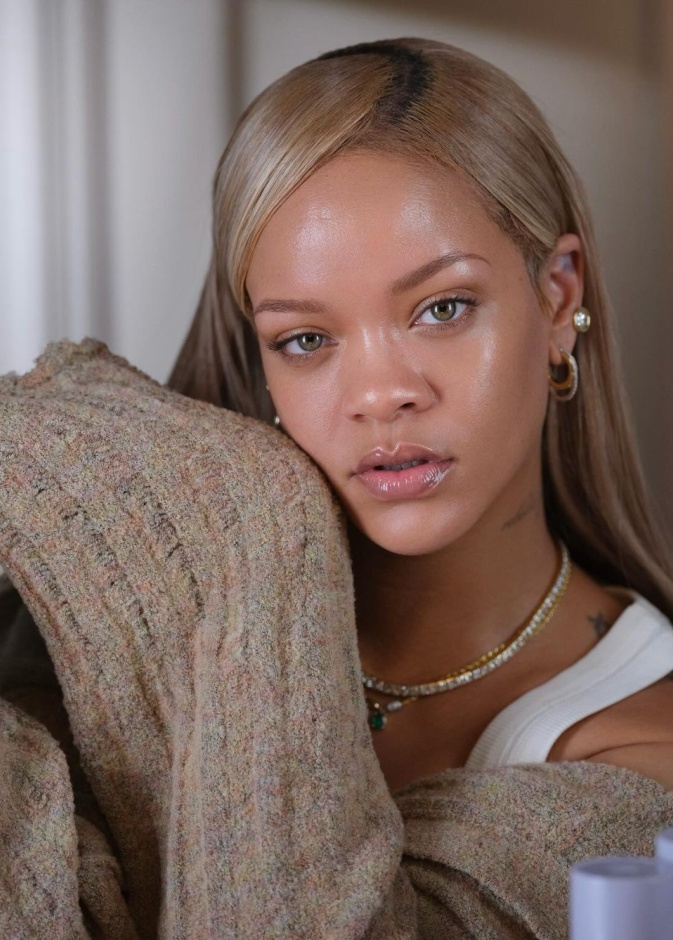 رسمات المكياج الغلوسي بأسلوب  Rihanna