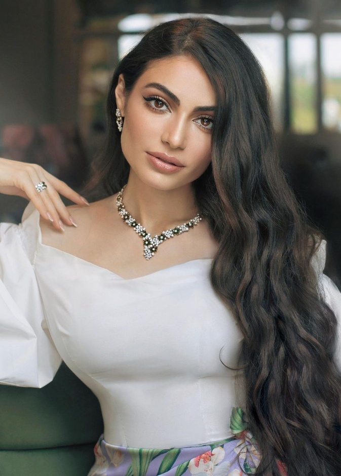 رفيعه الهاجسي وتسريحات الشعر الكيرلي