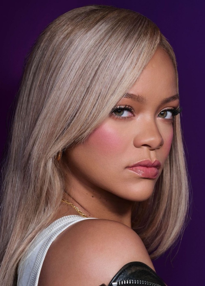 صبغات شعر مدموجة بين الذهبي والرمادي من وحي Rihanna