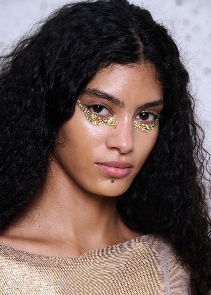 كيف تبرزين تألقك في يوم المرأة الإماراتية رغم حرارة الصحراء؟