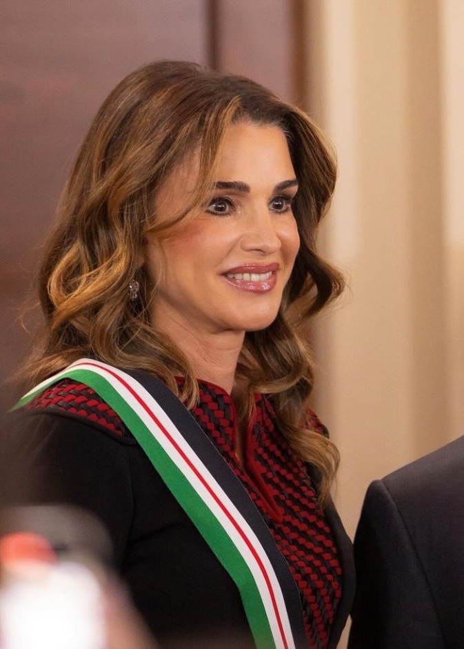 اجمل اطلالات الملكة رانيا الجمالية بمناسبة عيد ميلادها الـ 54