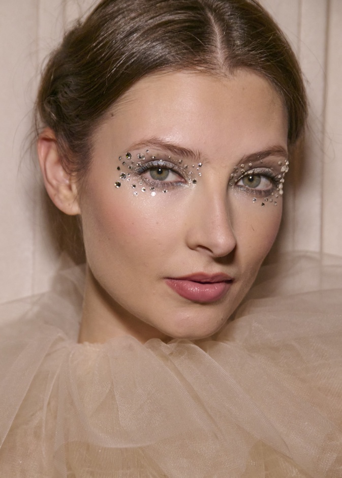 مكياج العيون المرصع بالستراس بتدرجات فضية من دار Nardos