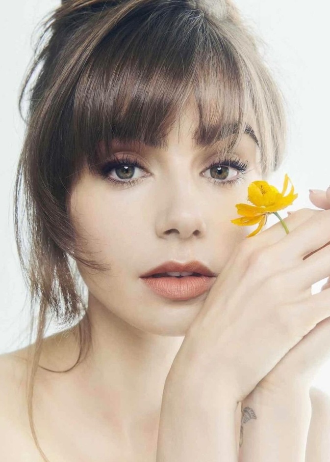 من أبرز روتين جمالها هو تقشير شفاهها