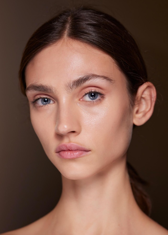 وداعاً للشفاه المتشققة! اتبعي هذا الروتين الصيفي المدهش