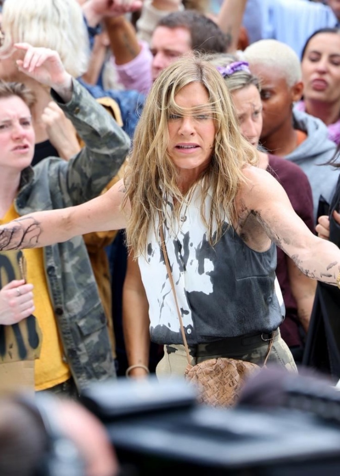 جينيفر أنيستون خلال واقعة إلقاء الزيت الأسود 