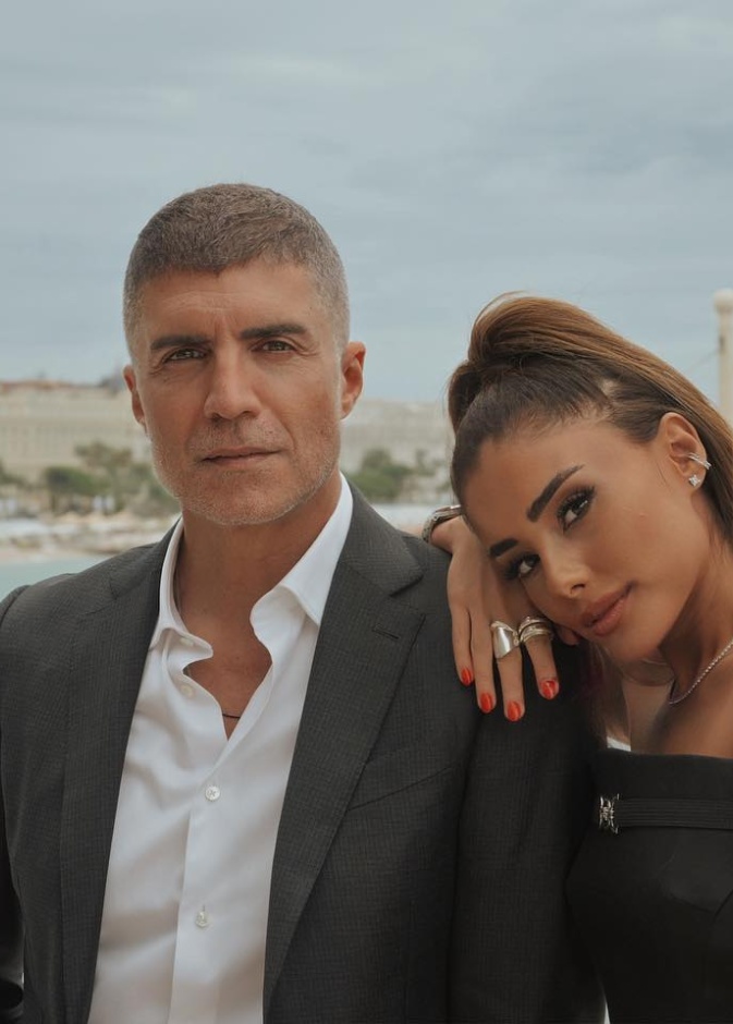 اوزجان دينيز وزوجته 