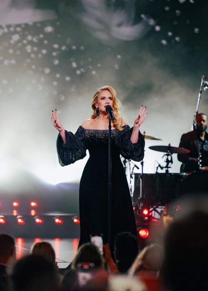 أديل تخطف الأنظار على المسرح بالأسود الانيق 