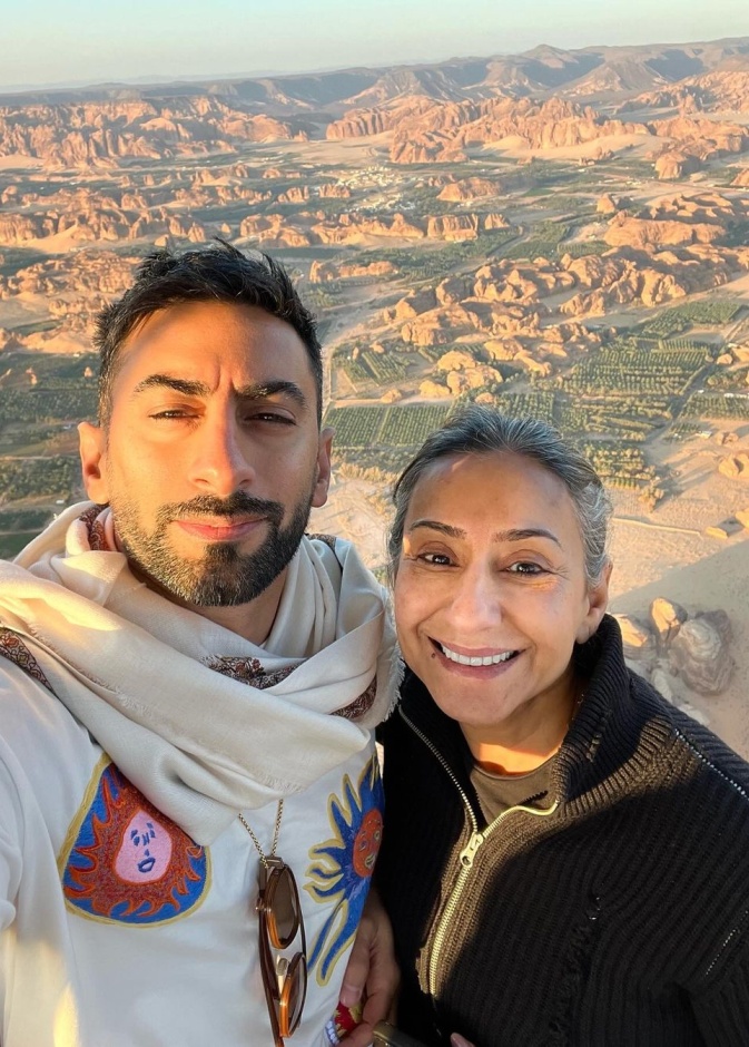 أنس بوخش ووالدته هالة كاظم