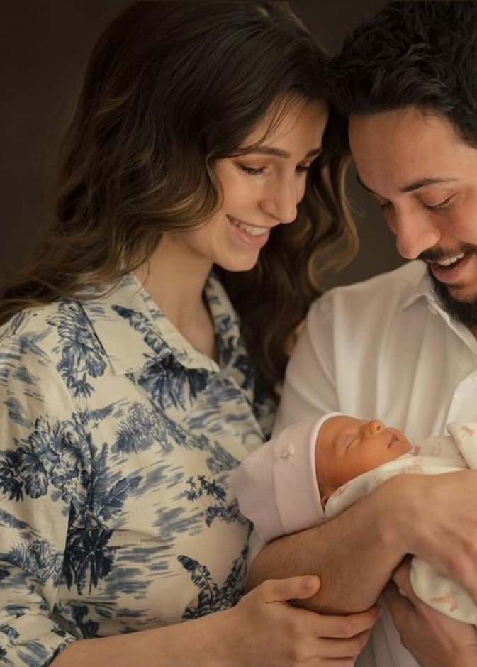 الإطلالة الجمالية الأولى لـ الأميرة رجوة بعد ولادة طفلتها إيما