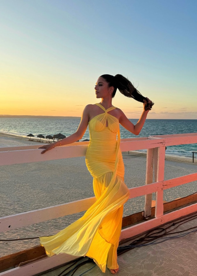 فساتين صيفية مريحة وأنيقة تناسب اجازة البحر من وحي النجمات