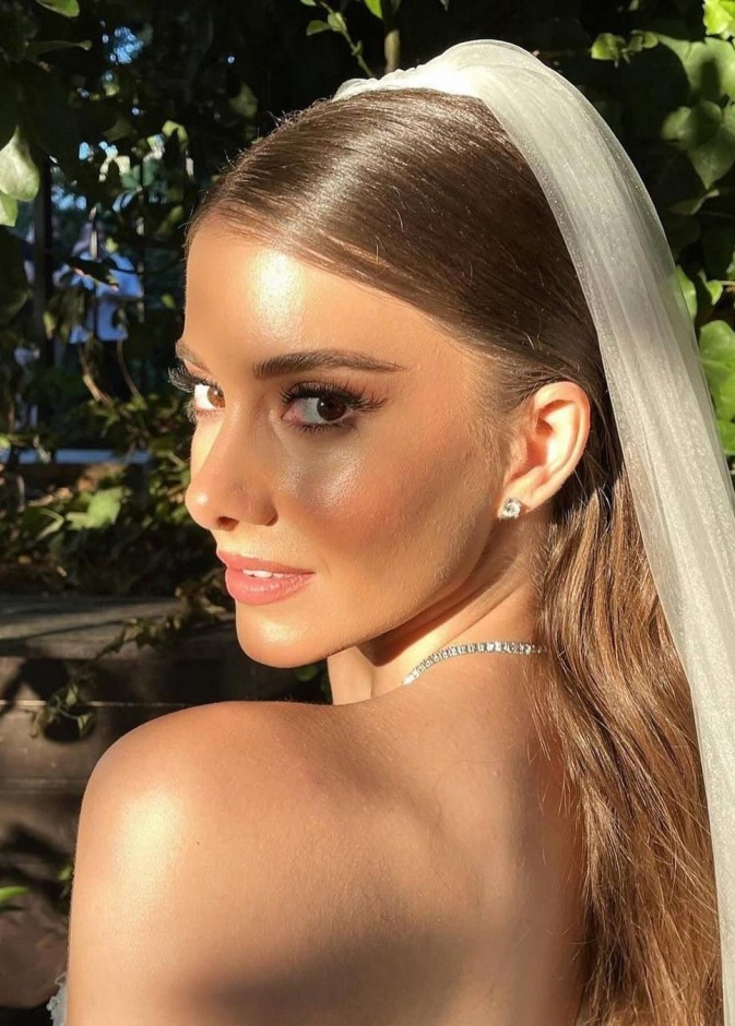 مكياج خفيف وتسريحة ناعمة.. سِر إطلالة  العروس بريل بوزام في حفل زفافها