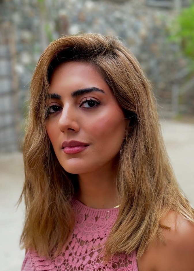 هيا عبد السلام تتحوّل لشقراء وتلهمنا بإطلالات جمالية صيفية لافتة