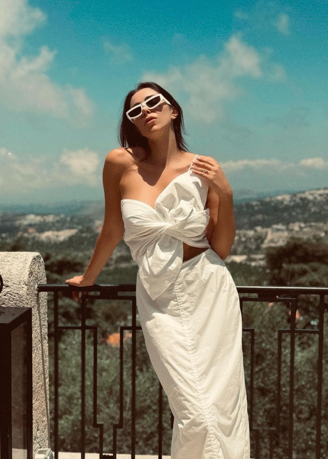 اطلالات النجمات بالأبيض في احدث ظهور لهن بإجازات صيف 2024