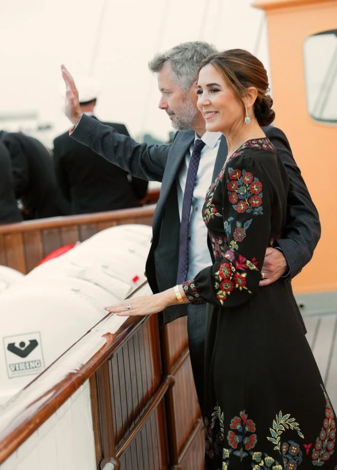 القصر ينشر صورا رومانسية من رحلة الملك فريدريك والملكة ماري الصيفية