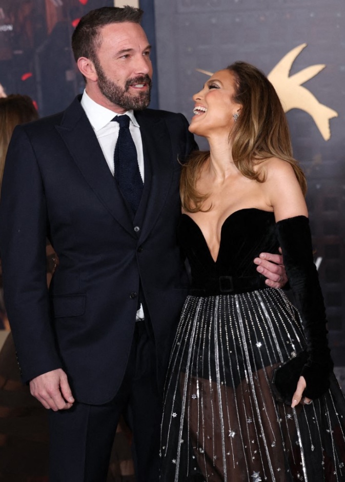 بن أفليك وجينفر لوبيز في لقطة رومانسية 