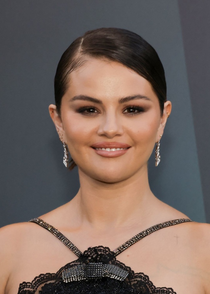 مكياج السموكي من إطلالات سيلينا غوميز بمعايير جمالية جديدة