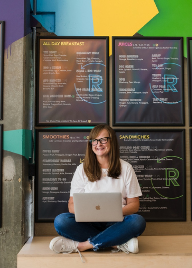 "آن ماري مك كوين" – مؤسسة "هوتفلاش إنك"