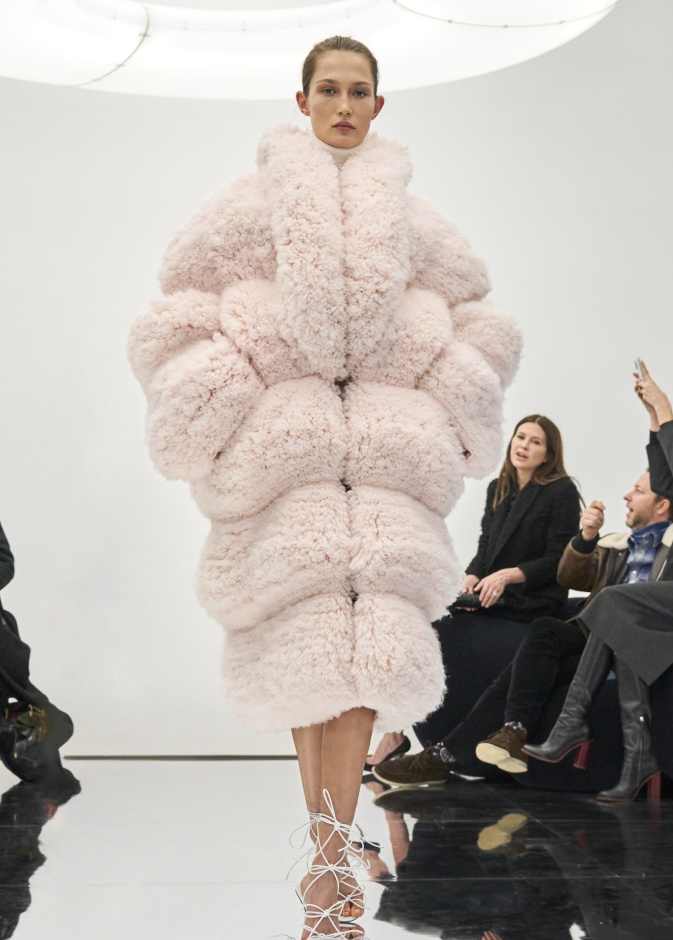 من مجموعة "آلايا" خريف و شتاء 2024 للملابس الجاهزة