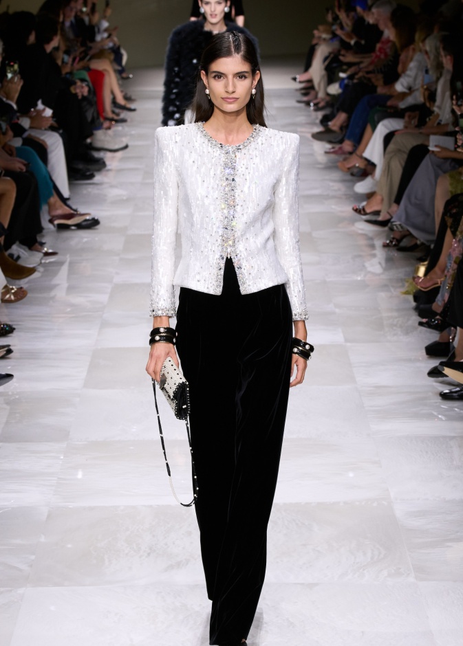 موضة السروال المخملي الأسود صيحة سترافق إطلالاتك في الخريف