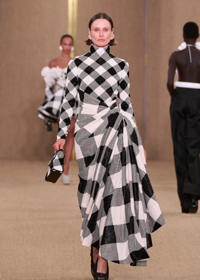 إطلالة من Balmain