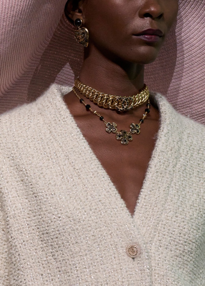 القلادات الكبيرة بحجم الرقبة من CHANEL 