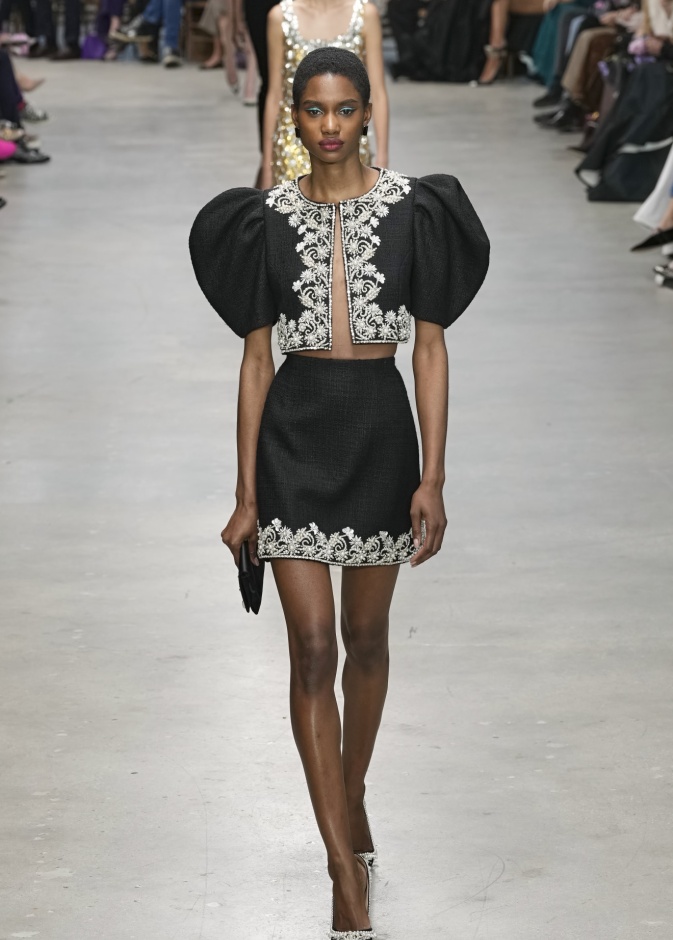 موضة الأكمام البالون في إطلالة من Carolina Herrera 